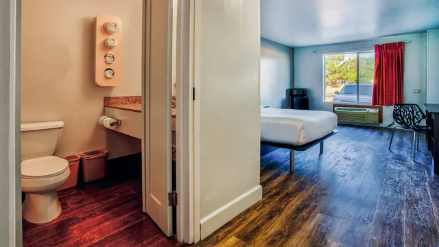 غرفة بسرير كينج لذوي الإعاقة، Motel6 Hesperia, CA - West Main Street - I-15 5/5
