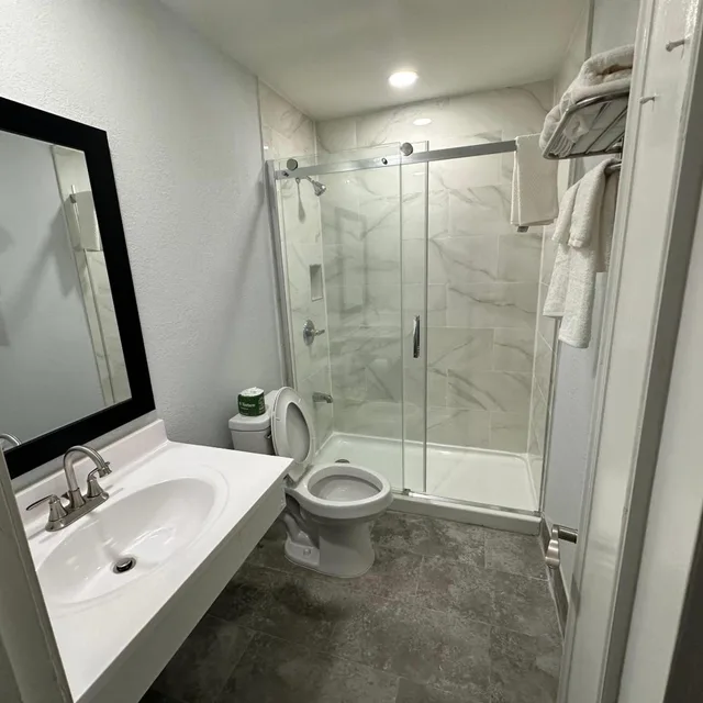 Efficiency, Queen Bed, Exterior Entrance، Birchwood Suites 6/6