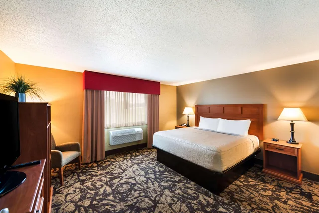 جناح بسرير كينج بغرفة نوم واحدة مع أريكة، Best Western Derby Inn 3/4