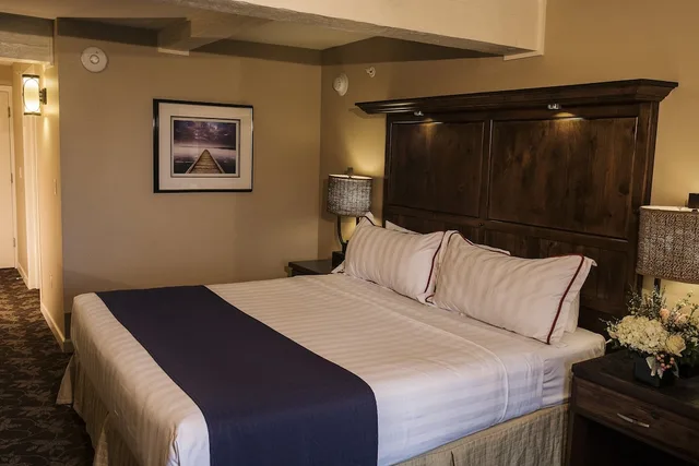 Lakewood, Standard, King Bed, Lake Lawn Resort 1/4