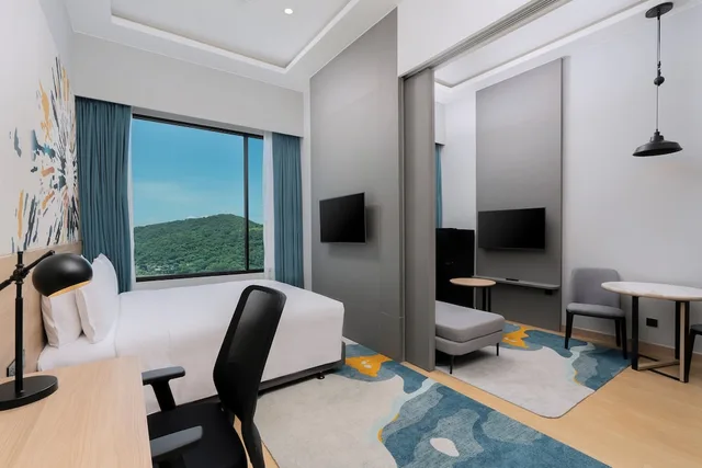 جناح بسرير كينج بشرفة، Holiday Inn Suites Siracha Laemchabang 5/6