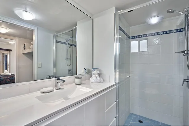 3 Bedrooms, Family, Apartment, 2 Queen and Twin Beds, 2 Bathrooms, NORTH COVE WATERFRONT SUITES 6/10