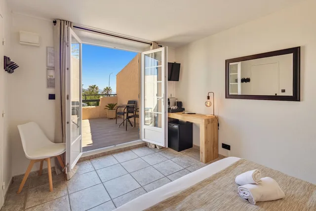 غرفة سوبيريور بسرير كوين بإطلالة على البحر بشرفة، CITOTEL HOSTELLERIE DE LA NARTELLE 5/10