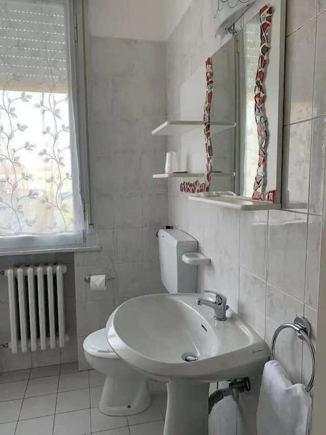 غرفة بسرير كوين بحمام خاص، Albergo Moderno 6/6