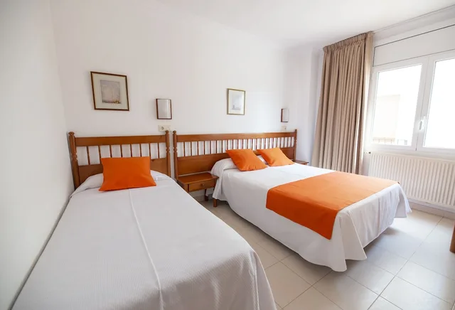 غرفة قياسية ثلاثية بسرير مزدوج وسرير فردي، Risech Hotel 1/9