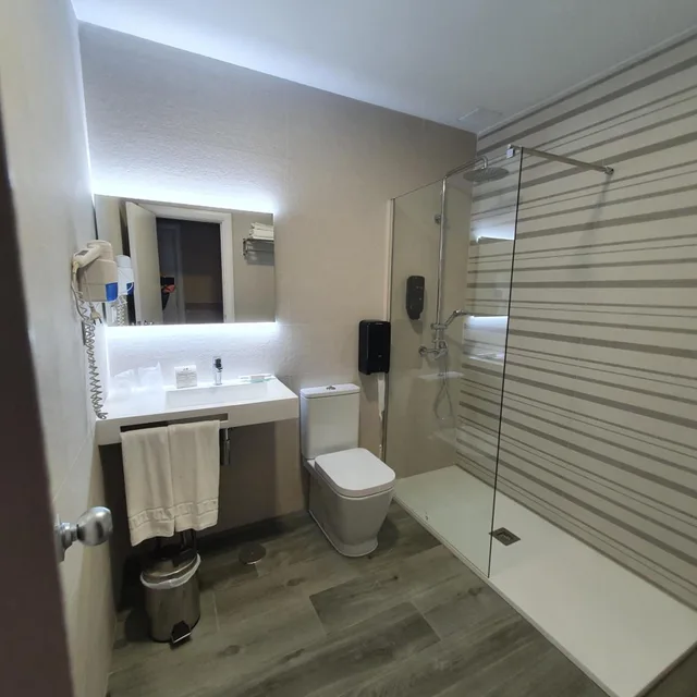 Room, Twin Beds, with Extra Bed, Hotel Azar 6/8