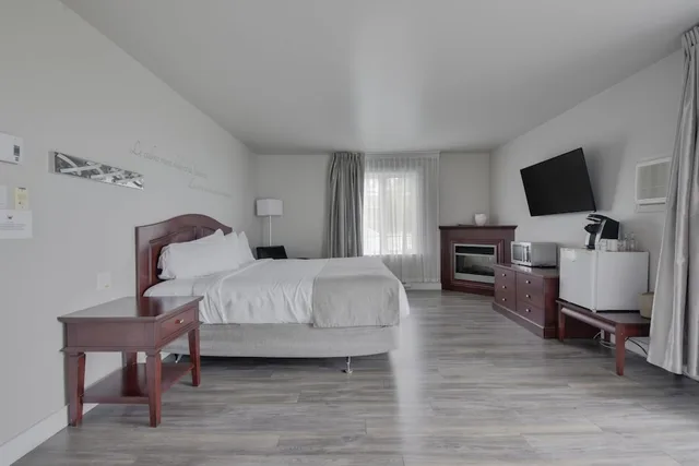 Economy, Pavilion, Queen Bed, Courtyard View, Balcony، Hotel Le Petit Manoir Du Casino 1/3