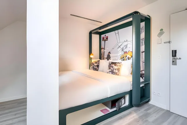 Standard, Queen Bed, B&B Hotel Brussels Centre Louise 2/2
