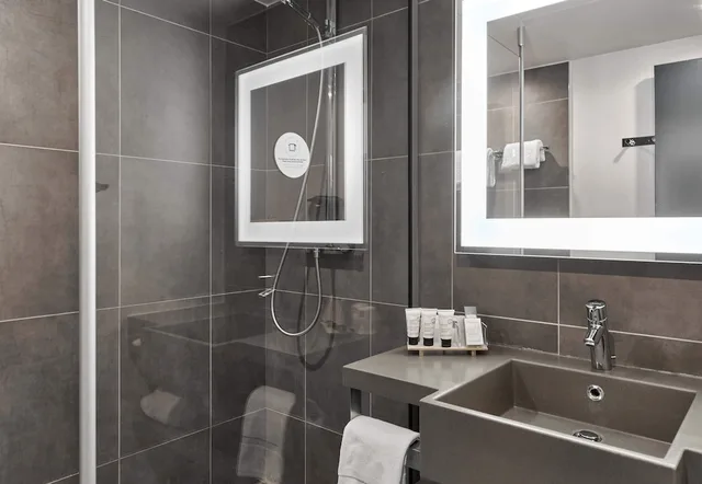 غرفة قياسية بسريرين منفصلين، B&B Hotel Cergy Port 4 Stars 2/3