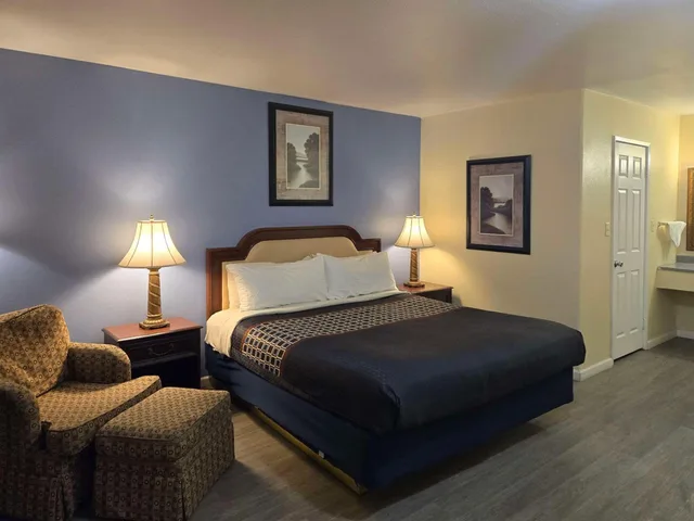 Room, King Bed, Pool View, Rodeway Inn & Suites Blythe I-10, CA 3/10