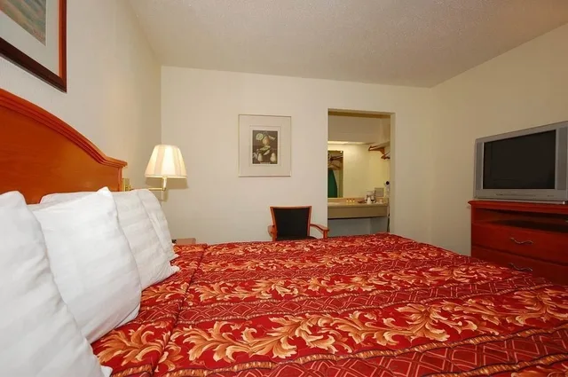 غرفة قياسية بسرير كينج للمدخنين، Days Inn By Wyndham Ku Lawrence 6/10