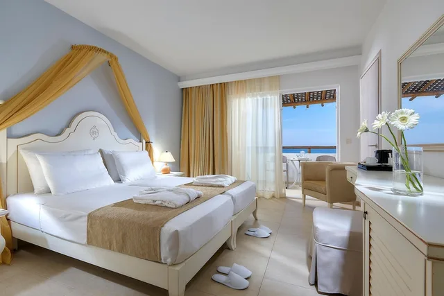 غرفة مزدوجة كومفورت بسريرين منفصلين بإطلالة على البحر، Alexander Beach Hotel & Village Resort 2/4