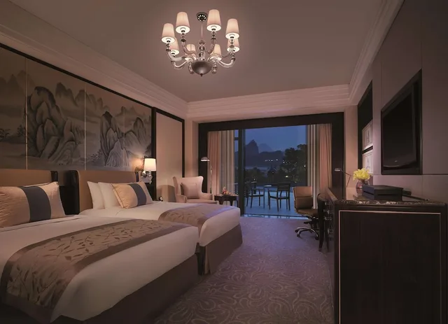 غرفة بسريرين منفصلين بإطلالة على الجبل بشرفة، Shangri La Guilin 2/4