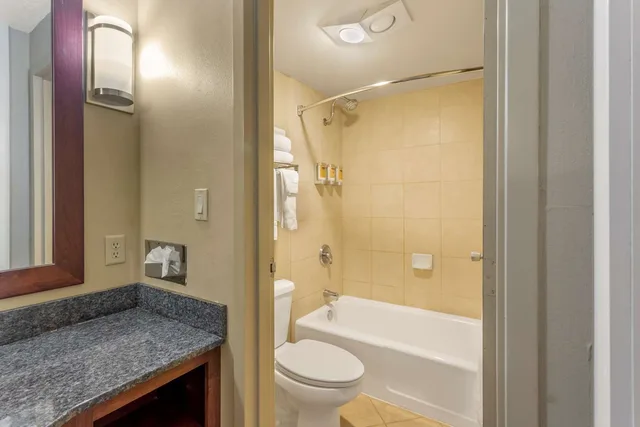 غرفة بسرير كوين بحوض جاكوزي لذوي الإعاقة، Best Western Plus Burley Inn & Convention Center 2/2