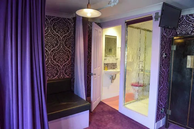 Nooki, King Bed، Hotel Pelirocco 2/2