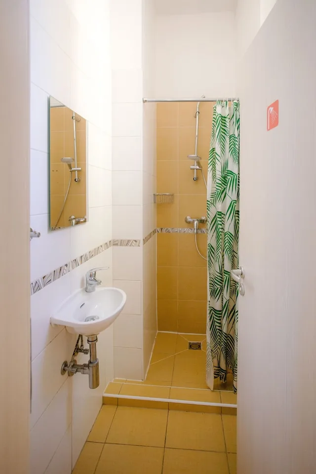 غرفة بأربعة أسرّة وسرير بطابقين بحمام مشترك، Cuba Bar & Hostel 6/7