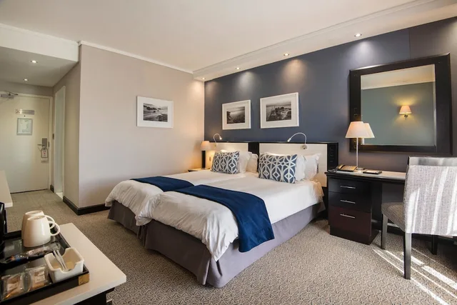 غرفة تنفيذية بسريرين منفصلين، The Commodore Hotel 1/8
