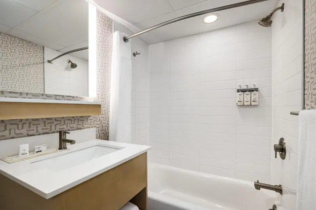جناح تنفيذي بسرير كينج مع أريكة، Holiday Inn Ocean City 6/6