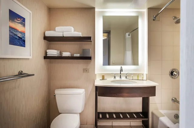 غرفة بسرير كينج في طابق مرتفع، Doubletree By Hilton Hotel San Diego - Mission Valley 5/5