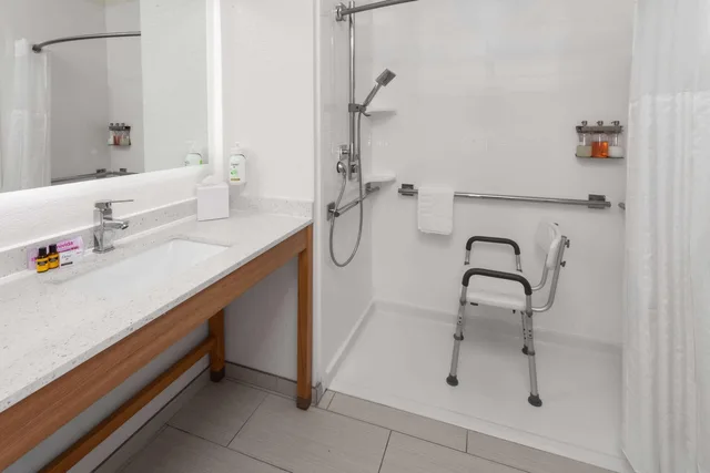 غرفة رباعية لذوي الإعاقة، La Quinta Inn & Suites by Wyndham Coralville Iowa City 5/5