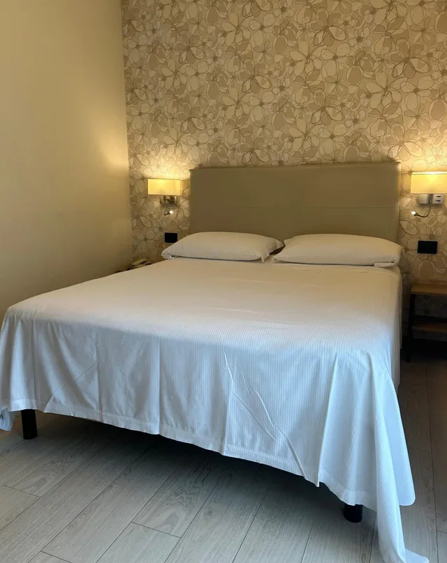 جناح جونيور، HOTEL PARIGI 2 4/9