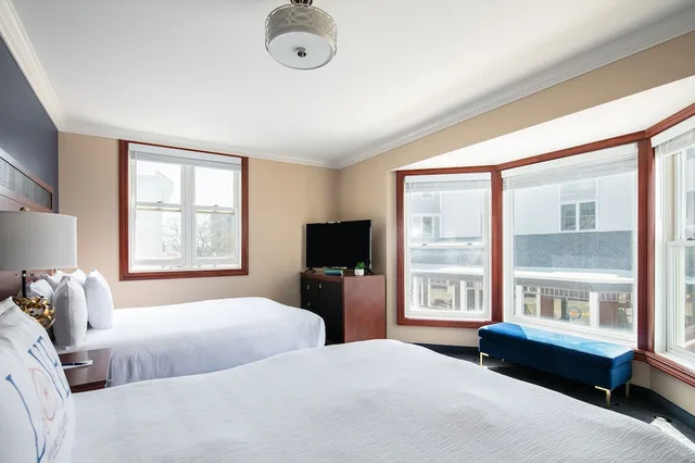 Collection, Guest Room, 2 Queen Beds, Water Front, Main Building، Bicycle Street Inn and Suites 1/3