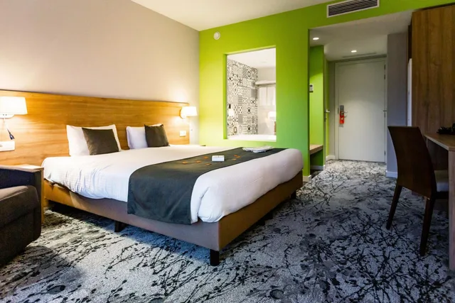 جناح جونيور بجاكوزي، Utopia Hotel 2/7
