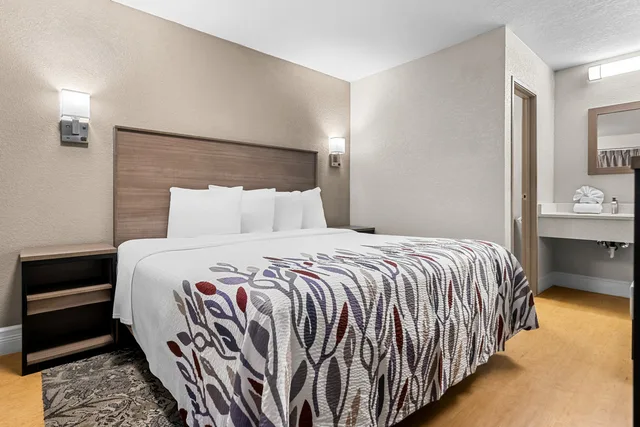 غرفة قياسية بسرير كينج، Red Roof Inn Tampa Fairgrounds - Casino 2/5