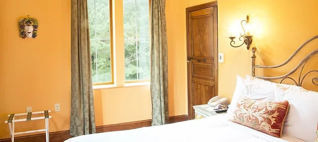 Tuscany, Executive, Suite, King Bed, Sofa, Wedmore Place 2/3