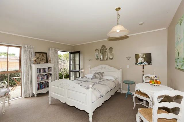 Bordeaux, Queen Bed، Tudor Manor Bed Breakfast 1/5