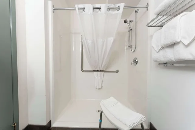 غرفة قياسية بسرير كوين بمطبخ صغير، Prestige Hudson Bay Lodge & Conference Centre, WorldHotels 3/3
