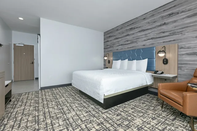 Room, King Bed, Hampton Inn & Suites Shenandoah The Woodlands, TX 2/4