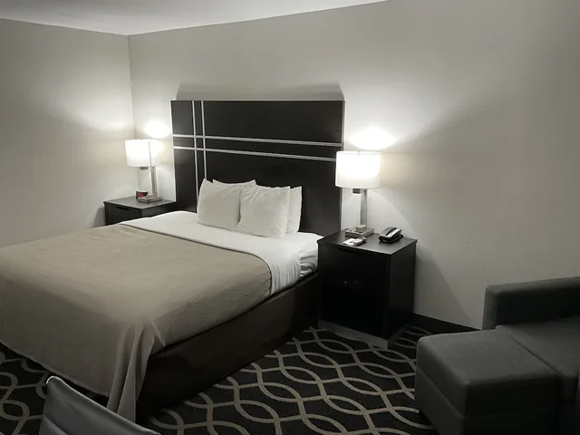 غرفة قياسية بسرير كينج، Quality Inn Jacksonville near Little Rock Air Force Base 3/8