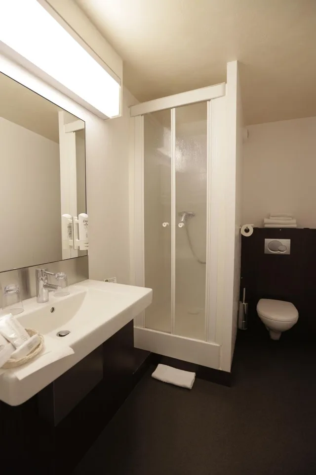 غرفة رباعية، Hotel Au Petit Caporal 5/9