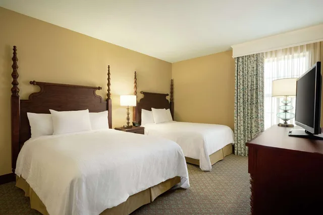 2 room suite - 2 queen beds - non smoking، Embassy Suites by Hilton Savannah Historic District 2/6