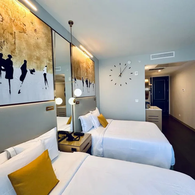 غرفة بسرير كوين، Chez Hotel Arlington Heights 2/3