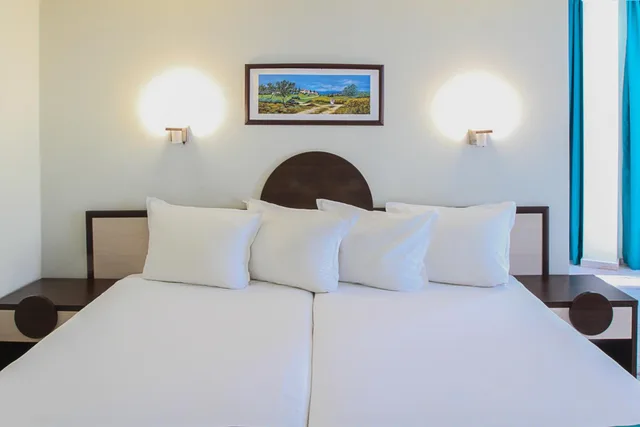 غرفة بسريرين منفصلين بشرفة، Meridian Hotel 2/5