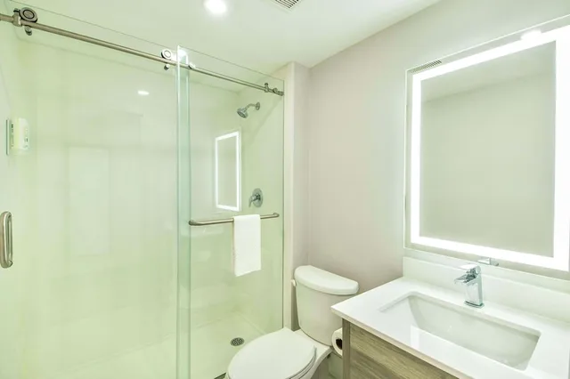 Room, 2 Queen Beds, Pool Access، Quality Inn Chatham, ON 7/7