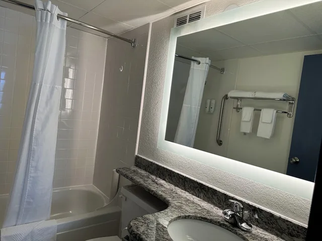 جناح بسرير كينج مع أريكة، Quality Inn & Suites Everett, WA 7/10