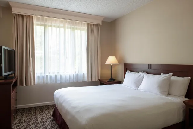 جناح بسرير كينج بغرفة نوم واحدة مع أريكة لذوي الإعاقة، DoubleTree Suites by Hilton Hotel Mt. Laurel 2/9