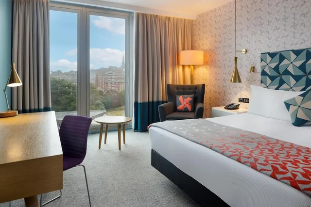 Guest Room, King Bed, Hilton Bournemouth 13/20