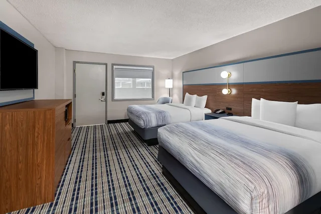 Room, 2 Queen Beds, Pool Side، AmericInn by Wyndham Appleton Downtown 2/10