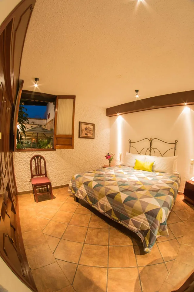 جناح جونيور مفرد، Meson de Los Remedios Hotel 8/10