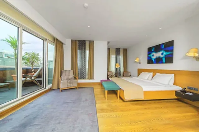 جناح بسرير كينج مع أريكة، Misafir Suites 8 Istanbul. 1/6