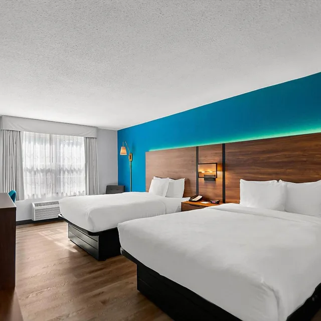 غرفة بسريرين مزدوجين في طابق مرتفع، Clarion Inn Falls Church-Arlington 2/8
