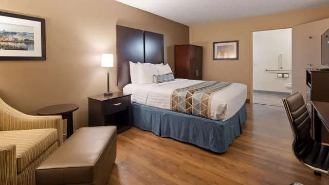Room, Queen Bed, Bathtub, Accessible, Best Western Annapolis 4/5