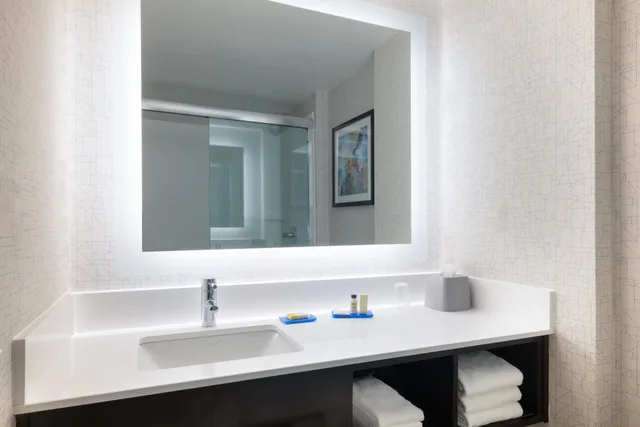 جناح استوديو بسرير كينج مع أريكة بمنطقة جلوس، Holiday Inn Express & Suites Boston - Cambridge 4/4