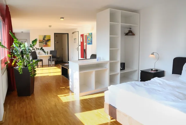 جناح استوديو سوبيريور بسرير كوين بإطلالة على الفناء بغرفة نوم واحدة بمطبخ، SEEGER Living Comfort Downtown 1/2