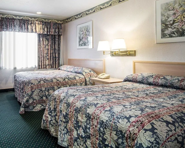 غرفة قياسية بسريرين مزدوجين، Rodeway Inn Monterey Near Fairgrounds 1/1