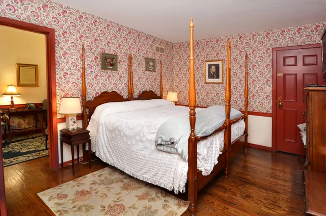 Lincoln, Deluxe, King Bed, Private Bathroom، Duling Kurtz House and Country In 2/5